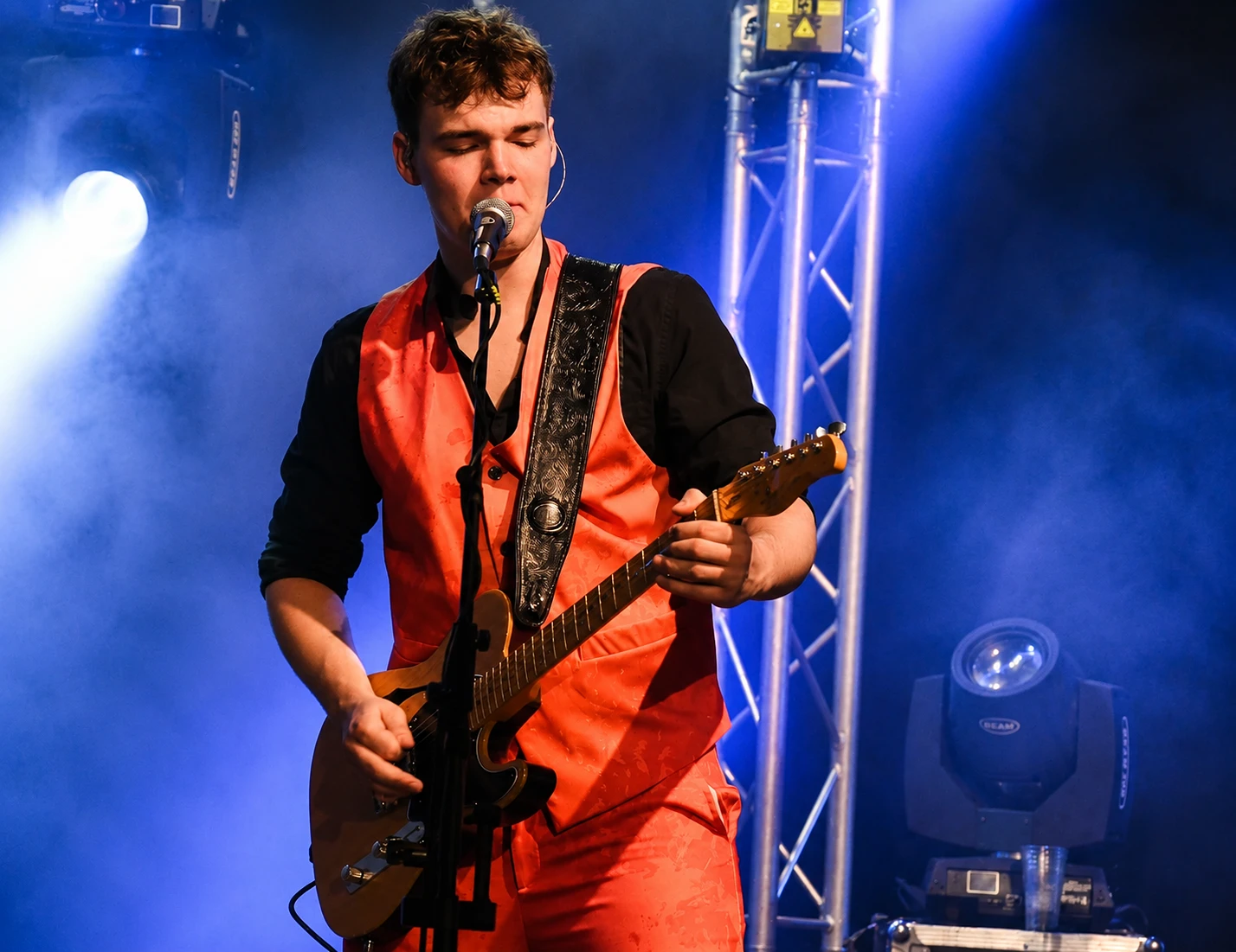 Dean in blauw licht